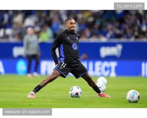 巴萨边路包夹再制造失误,拉菲尼亚近距离抽射被封